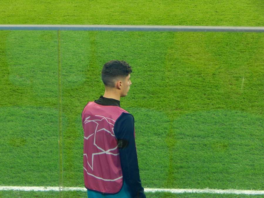 VAR 回放规则科普｜VAR 机制：哪些情况会回看、主裁场边复核与越位毫米争议如何处理